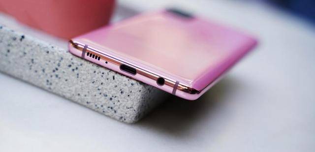 三星galaxya515g侧边配备高端金属材质中框,小编本以为会是塑料中框