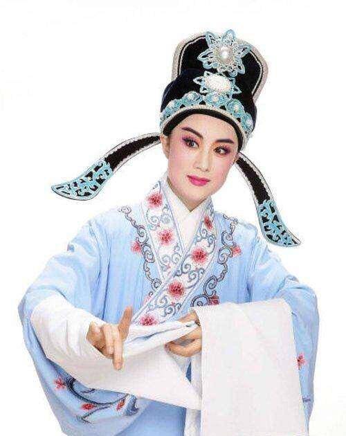 张宇峰的淡出其实是很可惜了,有种说法是为老公舒悦淡出的.