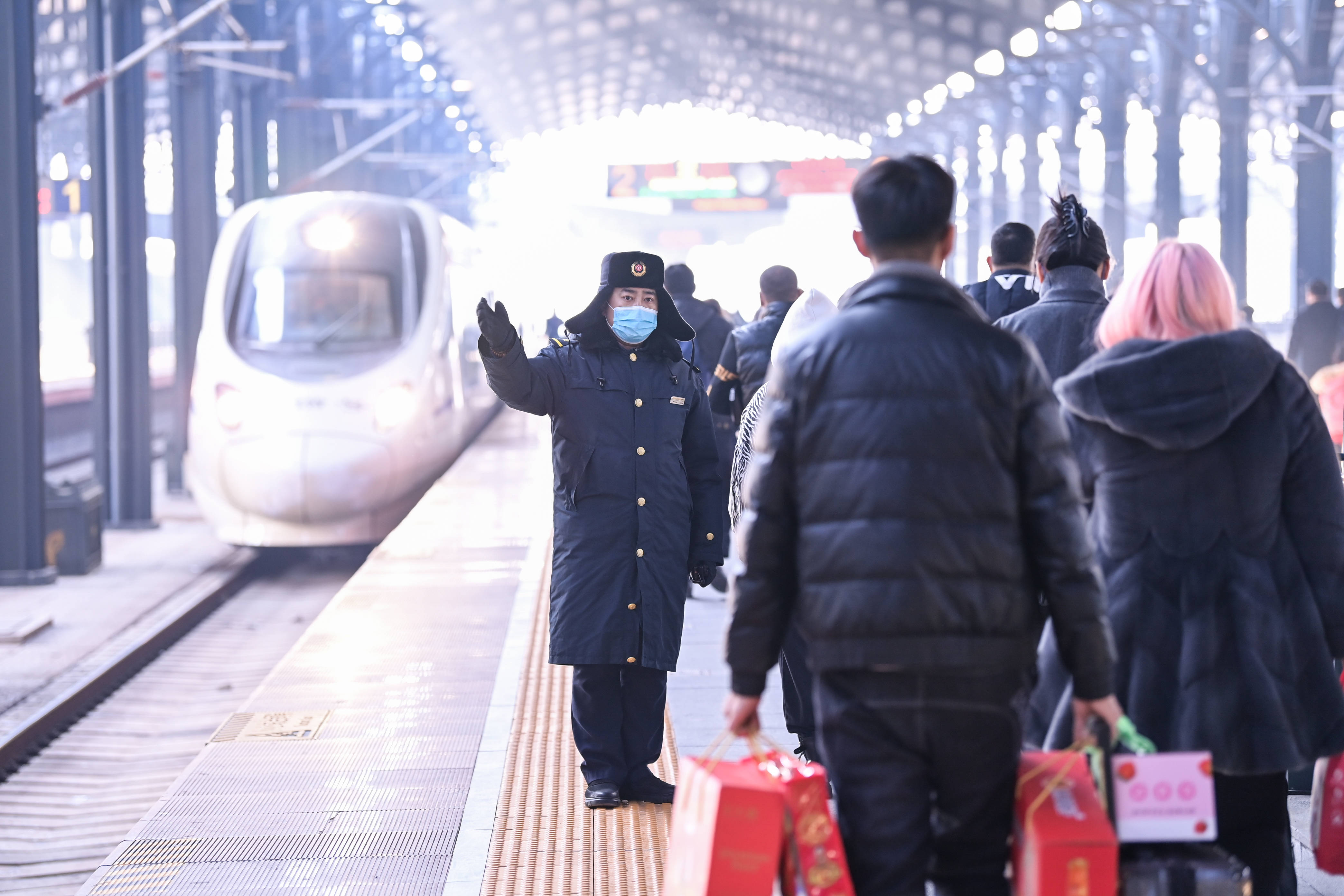 哈铁迎节后返程高峰,预计发送旅客36万人次_春节返程