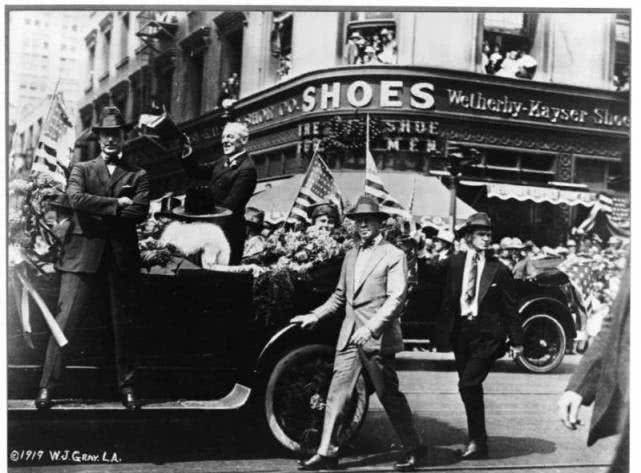 年来美国总统的保镖,一个造型从没变过:肉盾挡子弹_特工_特勤局_里根