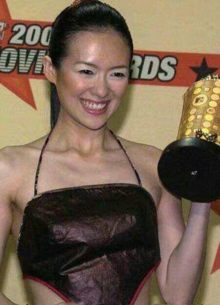 20年前章子怡肚兜装引轰动,遭张艺谋弃用,如今已无人知晓_小时候_普通