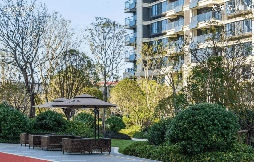 龙湖·春江郦城住宅的建筑规划令人印象深刻,以绿洲岛屿为设计语言