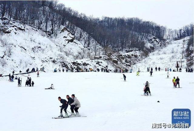 在天龙池滑雪世界,滑雪爱好者络绎不绝,畅享冰雪