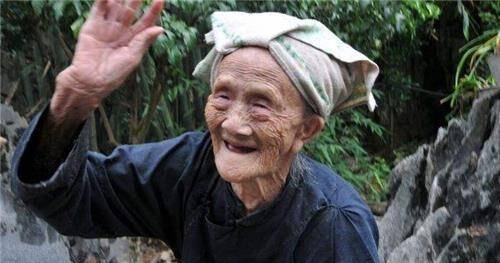 清朝,61岁生孩子,125岁上山砍竹子,她的长寿秘诀引热议_罗美珍_老人