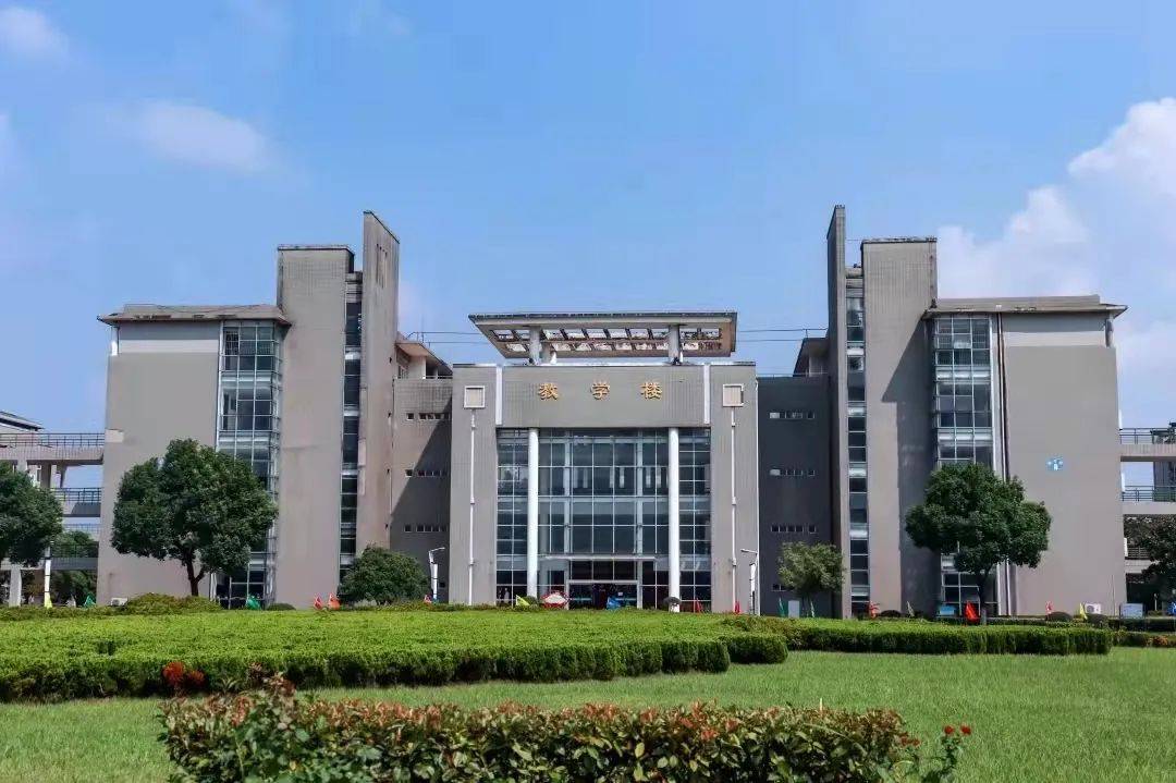 其前身为铜陵财经专科学校,2000年合并安徽省冶金工业学校和铜陵师范