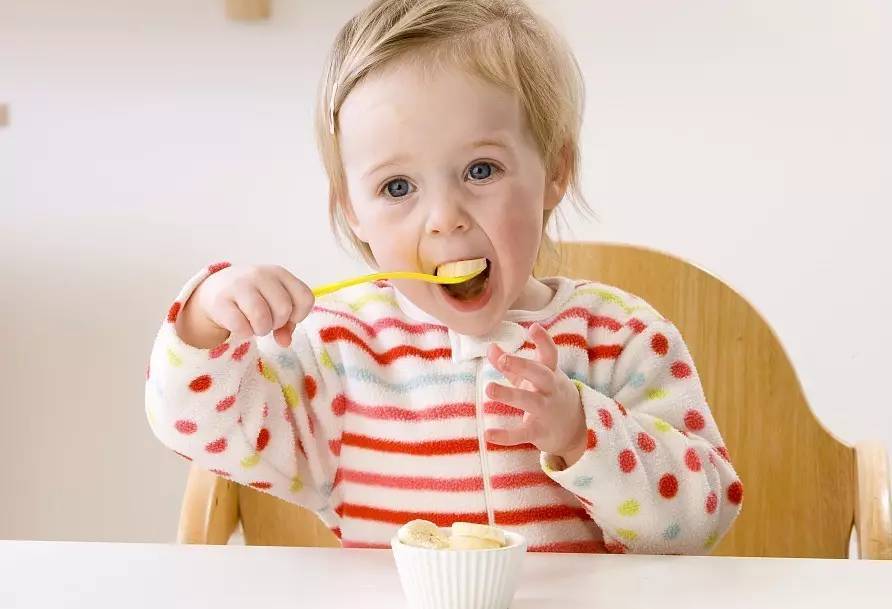 孩子加辅食过程中,加糖比加盐危害更大！很多家长却不以为然