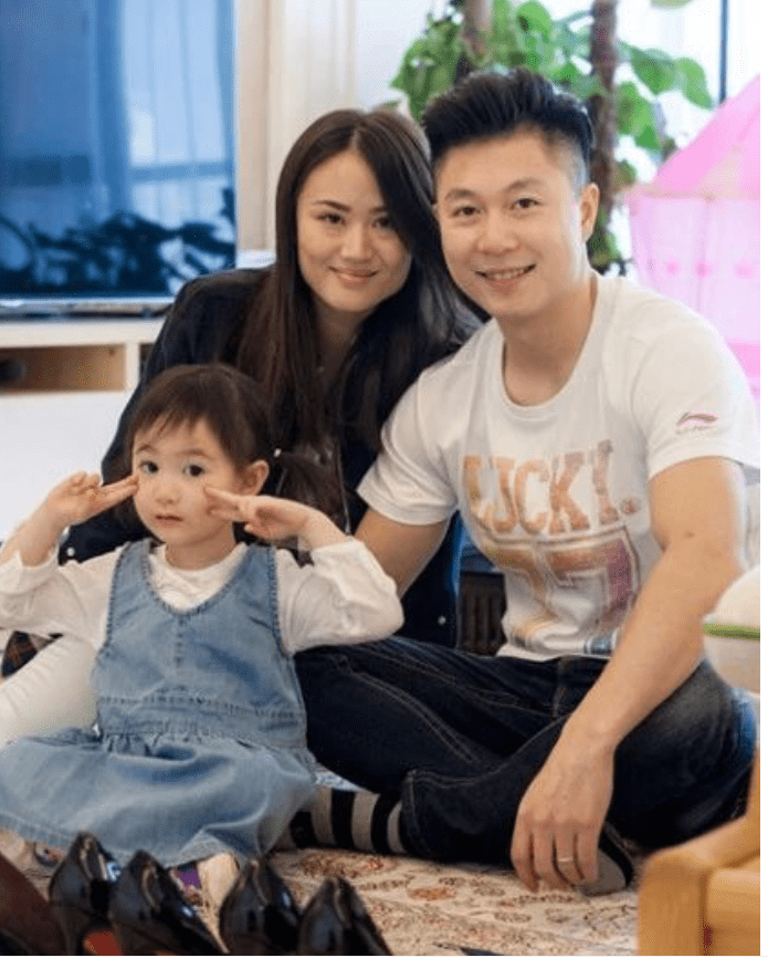 李小鹏21岁,李安琪14岁.