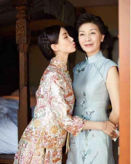 刘诗诗和妈妈,太有气质了,母女俩张柏芝和爸爸,emmmm…张柏芝