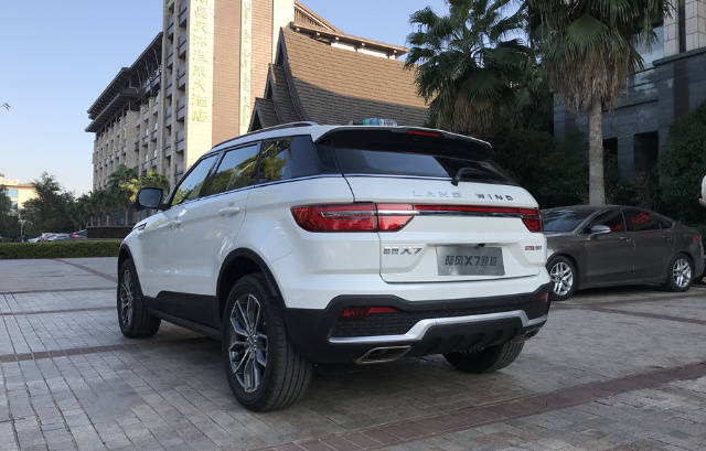 不过,新车和老款最大的不同就是这个尾灯,全新一代陆风x7首次采用了