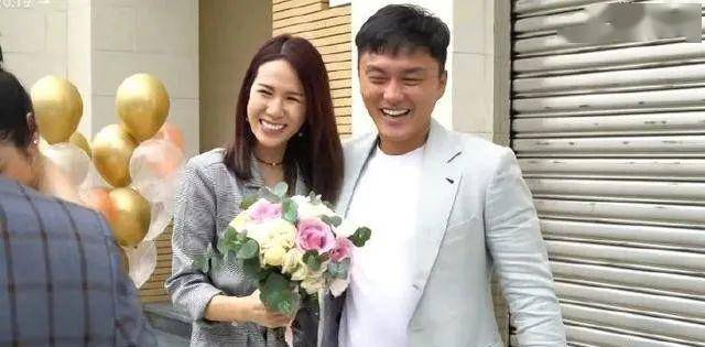 tvb爱国小生备受力捧,与富贵女友感情稳定,自爆被亲妈