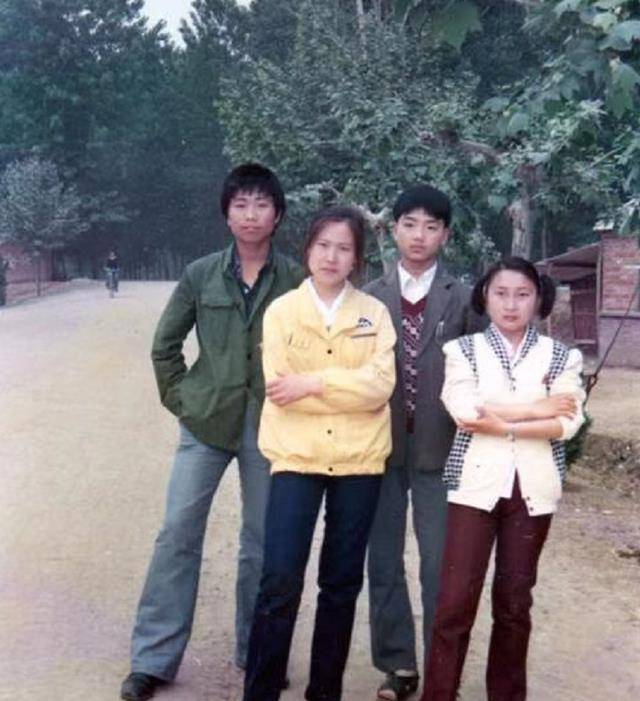 刘强东年轻时的照片,这搭配叫人心酸,网友感叹:这才