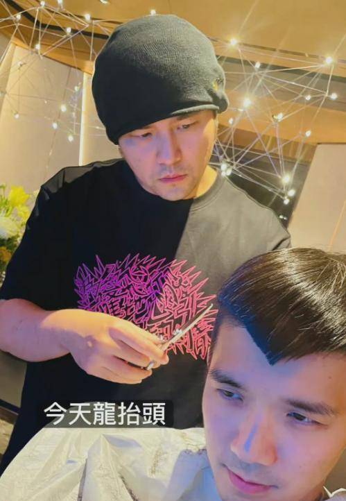 原创周杰伦做理发师给朋友刘海剪成倒三角略显突兀朋友仍感激不尽