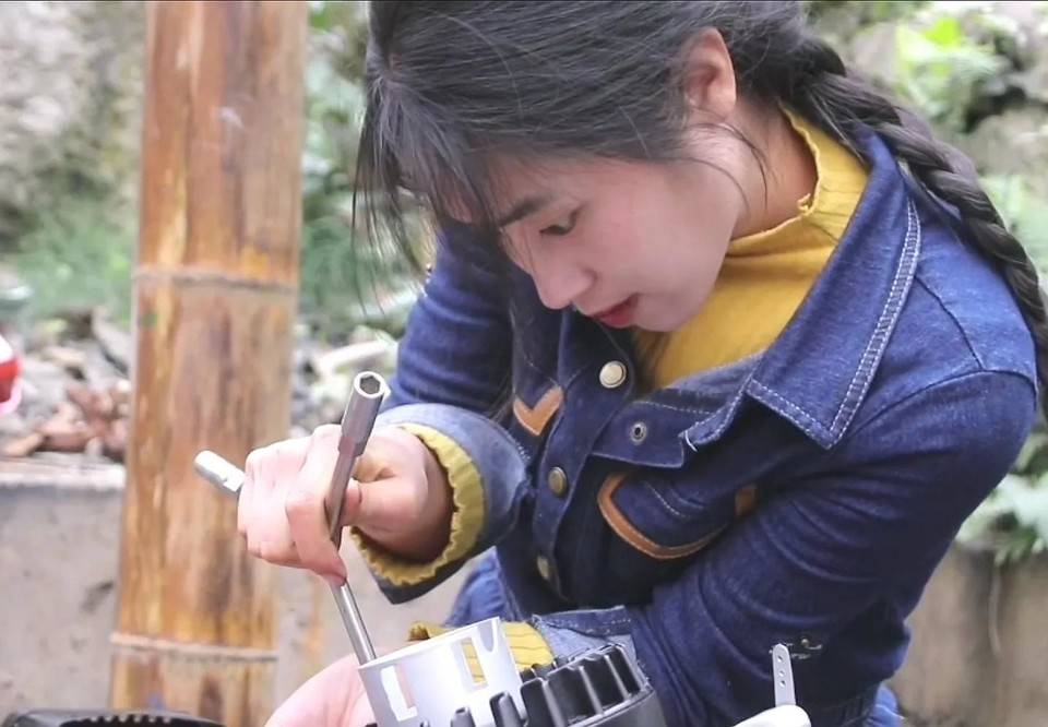 "重工李子柒"林果儿,弟弟打工供她上大学,如今成最美机械女神_视频