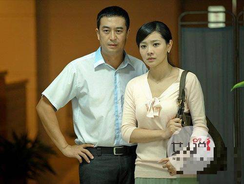 男演员叫张嘉译,女演员是王维维