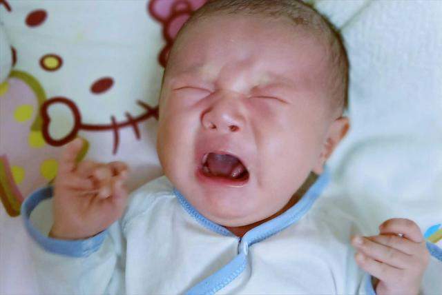 2-3个月宝宝闹觉、经常哭闹,并非故意＂磨人＂,和发育特点有关