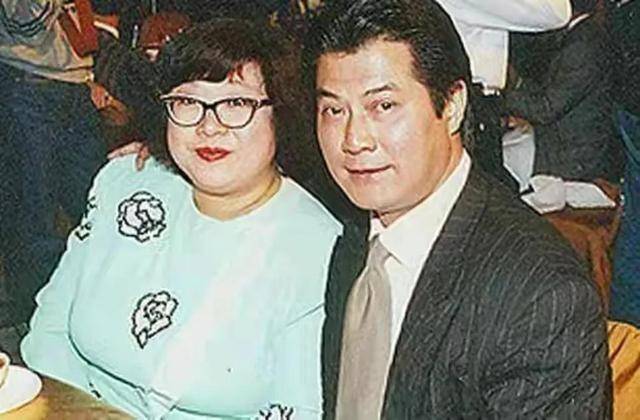 当年沈殿霞与郑少秋相恋后,邓光荣极力反对,认为郑少秋看中的是沈殿霞