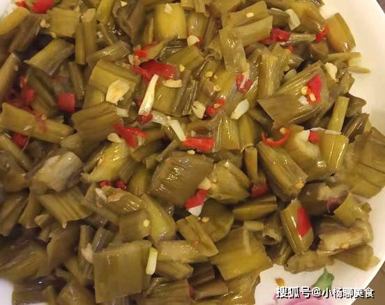 大家知道芋梗吗,就是芋头上面的梗,一到吃芋头的季节,不少人就将上面