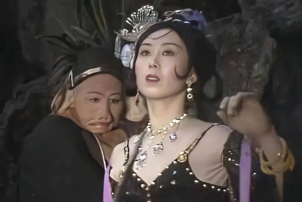 《西游记》一部戏的还有女演员韩凤侠,饰演白骨精的军师黑狐精,对着