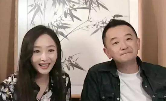 如今,黄海波和曲栅栅小两口的生活很幸福甜蜜,尽管现
