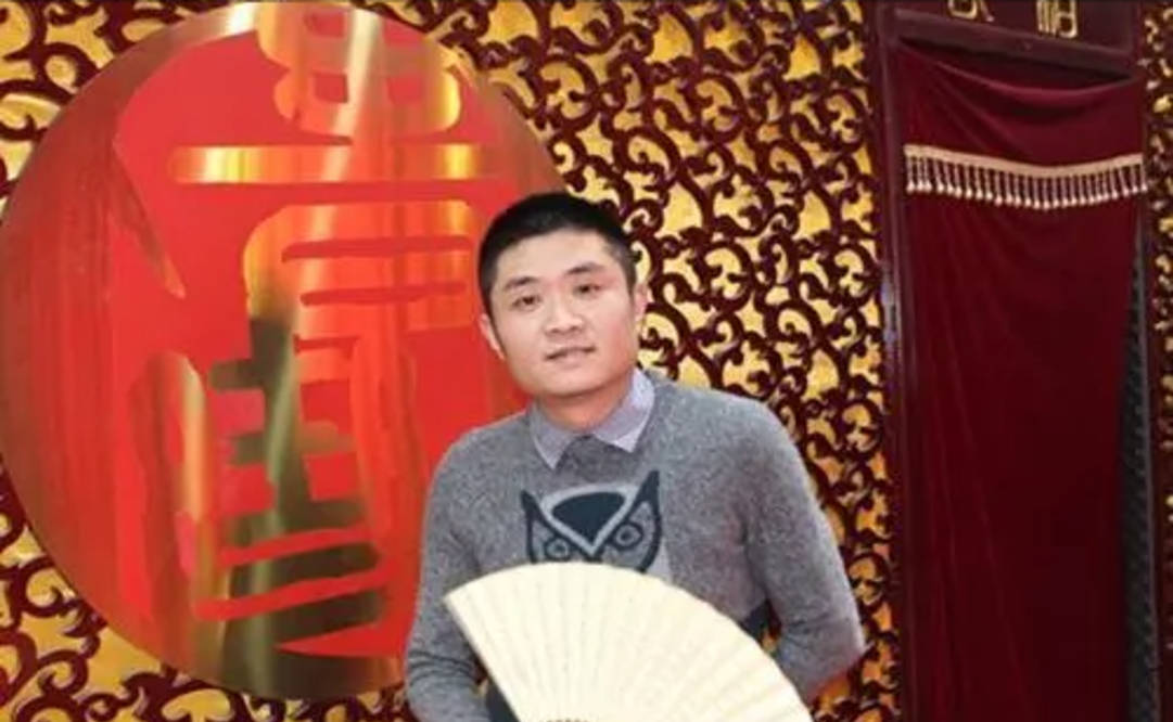 当时有两个人,张玉浩和卢鑫,是青曲社出名的,然