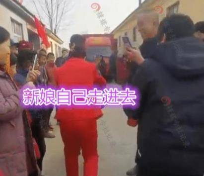 53岁大龄剩女结婚轰动全村,村民:这是初婚,还是个黄花大姑娘_女子