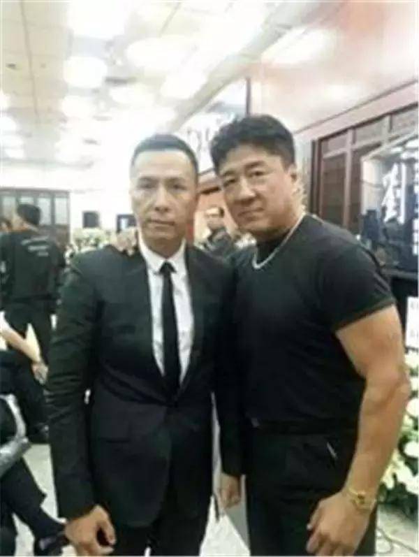 港片肌肉男,被誉为新一代成龙,为了母亲息影,50多岁再