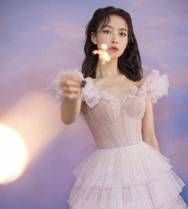 宋茜金鹰奖颁奖典礼的造型曝光粉色的瀑布裙是仙女般的美丽