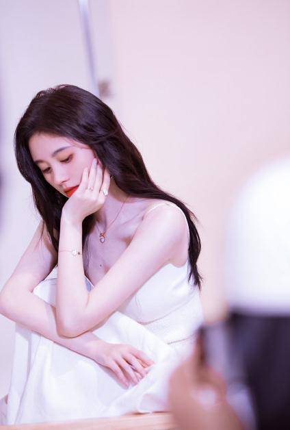 原创鞠婧祎穿短裙坐下无人给拿毯子盖腿注意她咋避镜头太心酸了