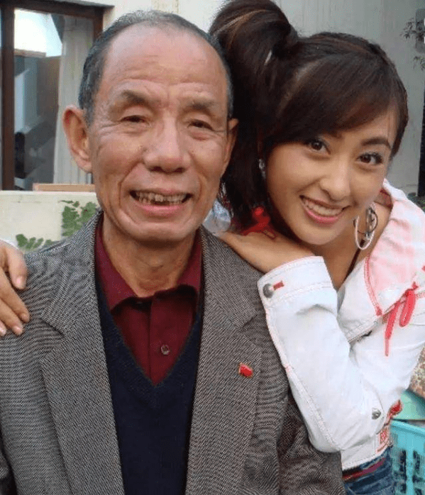 原创魏宗万娶大6岁二婚妻子83岁还和妻子租房住风光背后有泪水