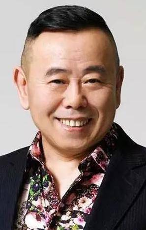 大家也都知道潘长江老师的长得不好看个子也不高,都可以和曾志伟有