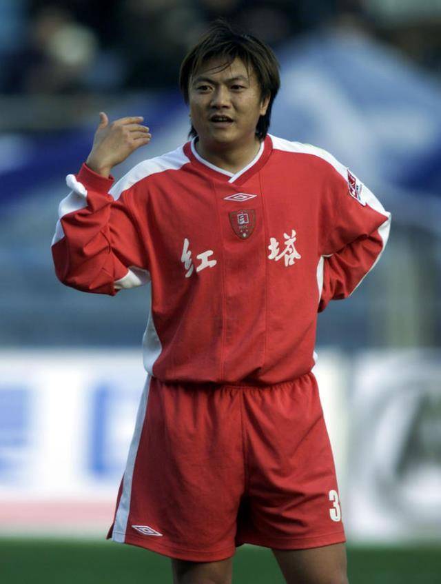 怒吼范志毅的国足"大佬,为朋友挡17刀缝200针,唱歌祝福国足_魏群