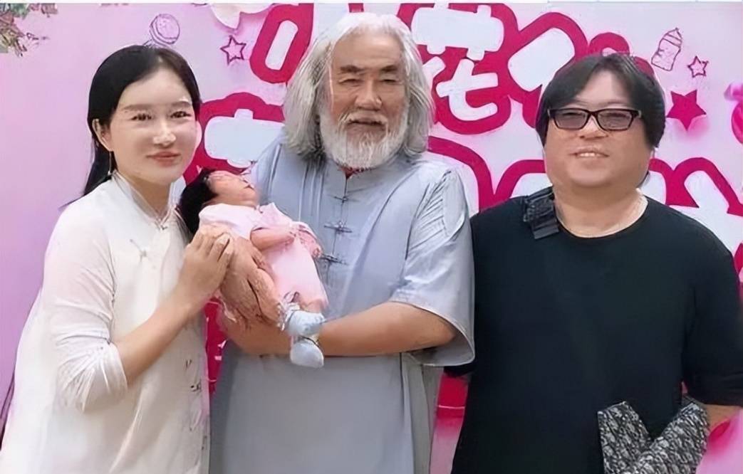 一边直播赚钱,一边力捧娇妻在娱乐圈发展,张纪中对这一任老婆真是没