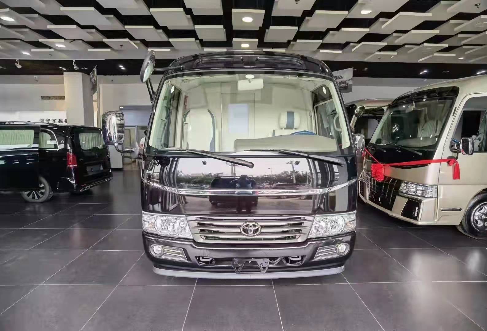 驾驶也更加平稳,采用非承载式独立悬架,提高丰田柯斯达的行车安全性