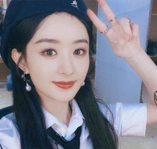 赵丽颖甜美自拍照嫩回学生时代少女气息扑面而来