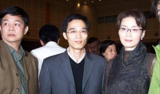 她刚走红时,就与导演米家山登记结婚,携手步入了婚姻的殿堂.