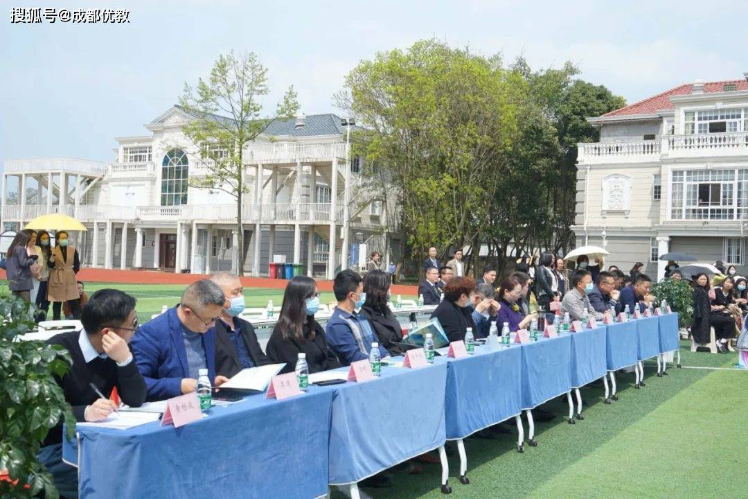 青台山中学服务部霍振主任四川师范大学附属青台山小学谢清玲校长四川