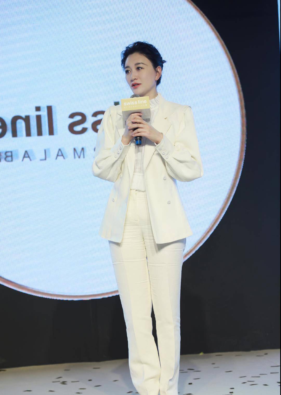 原创44岁李小冉罕见现身白衬衫搭西装难掩好身材阔腿裤尺码偏小