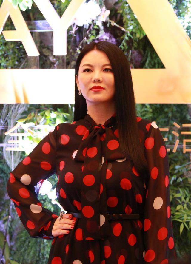 李湘真是大号水蜜桃穿波点雪纺连衣裙优雅时尚气场强大