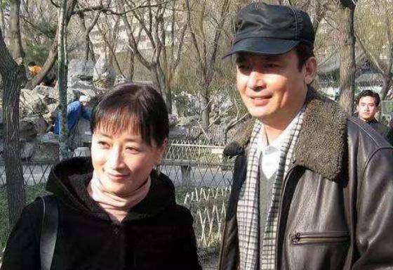 因长得帅被拉去演戏,出道22年没火,今59岁凭《都挺好》大红_侯长荣