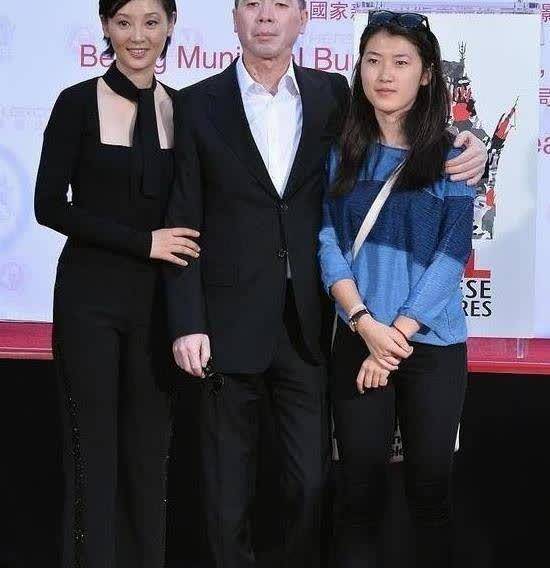 其实冯小刚还有一个大女儿,是和张娣前妻生的,不过