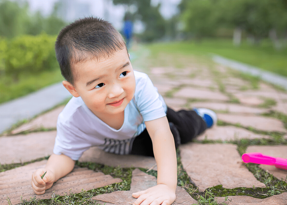 ＂都怪地不平＂！孩子摔倒了扶不扶,许多家长没掌握好分寸