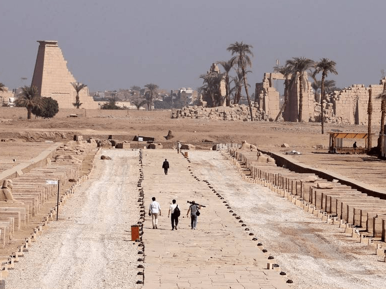 埃及卢克索卡纳克神庙气势宏伟