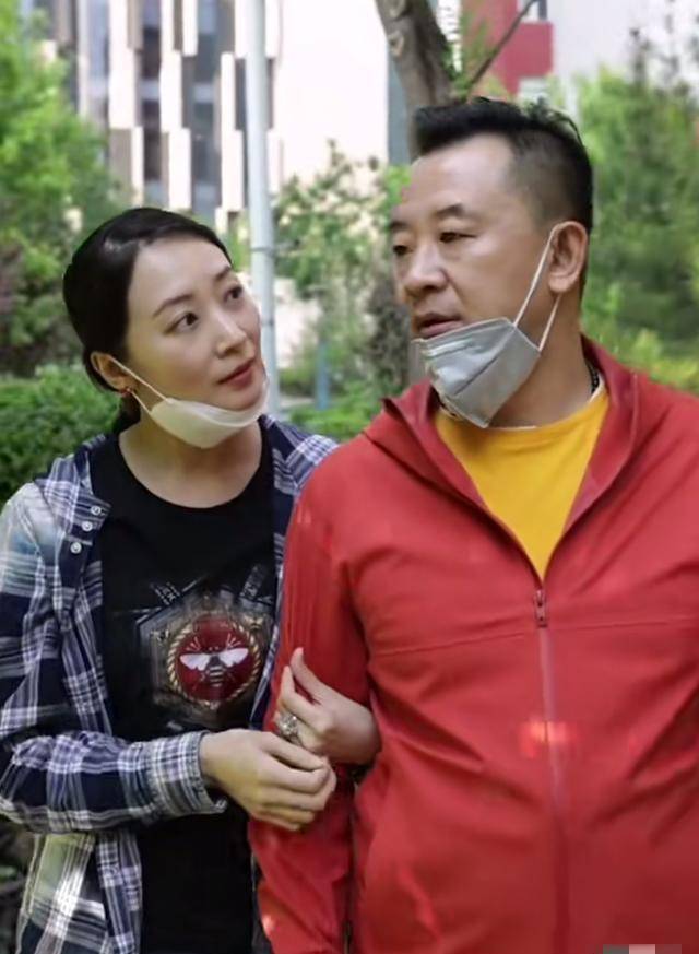 黄海波夫妇同框,老婆贤良淑德颜值高,含情脉脉满眼都是黄海波_曲珊珊