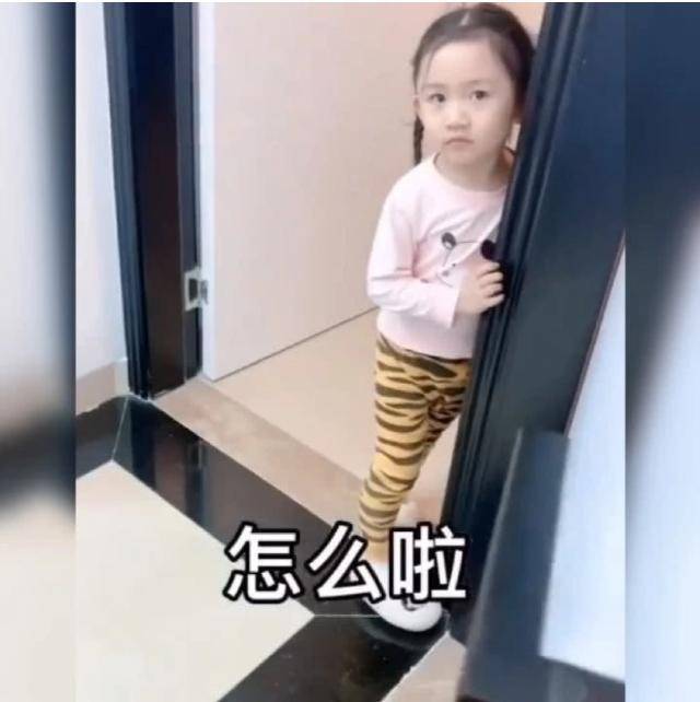 视频中女儿靠在门旁,嘴里说着爸爸晚安,但脸上的表情似乎始终是有点不