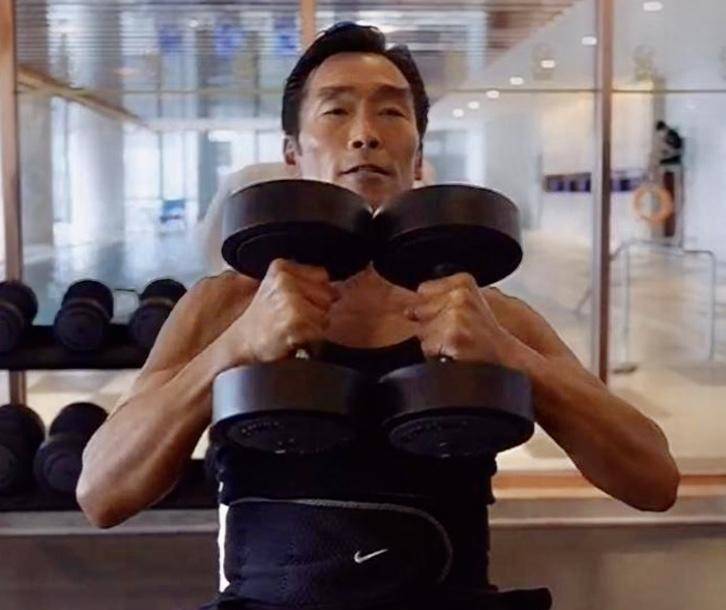 从郑浩南分享在社交媒体上的健身视频可以看到,身穿黑色运动背心的他