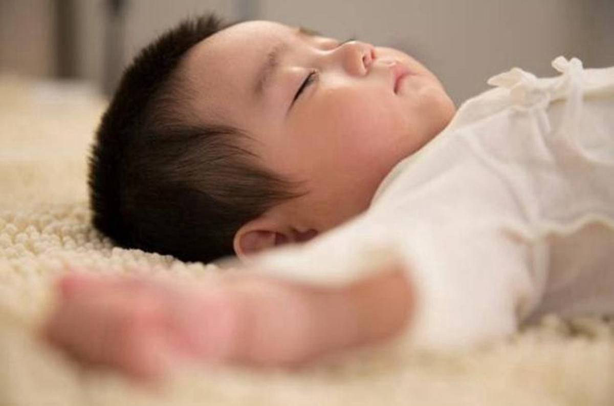宝宝睡觉有这些现象,说明可能是吃太饱惹的祸,不重视宝宝会遭罪