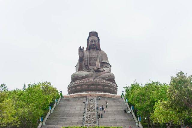 西樵山有着世界上最高最大的铜造观音像,南海观音文化苑就坐落于西樵