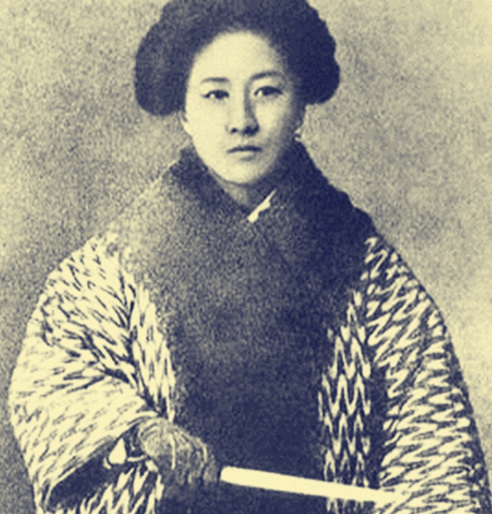 当年,谢晋在筹拍人物纪传电影《秋瑾》时,看中了长相颇为神似"秋瑾"的