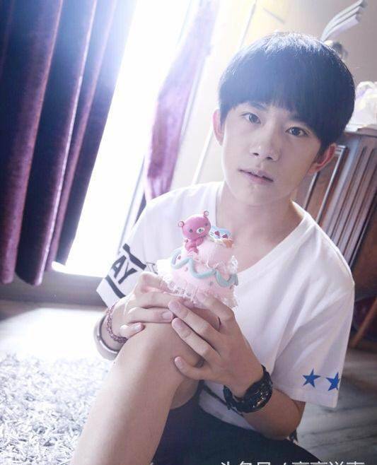 tfboys们的豪宅,王俊凯家简朴,王源家宽敞,最豪华的还是千玺家_易烊
