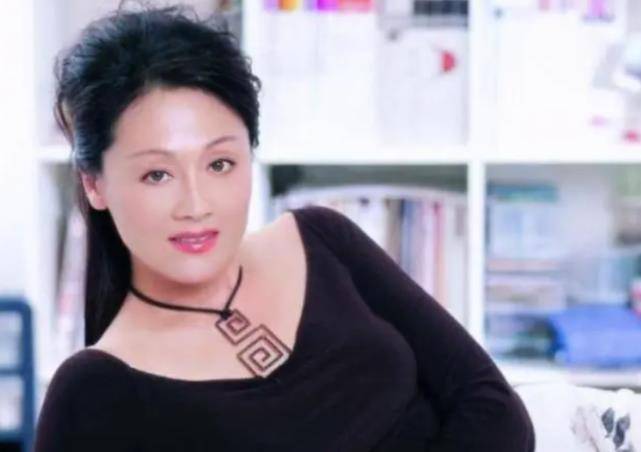 王姬:事业和情感坎坷有泪,如今仍将29岁智障儿子当宝_高峰_电影_阿春